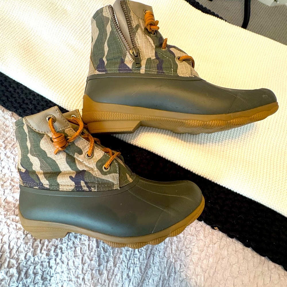 Sperry slip on rain boots. Brand new never worn size 7 1/2.